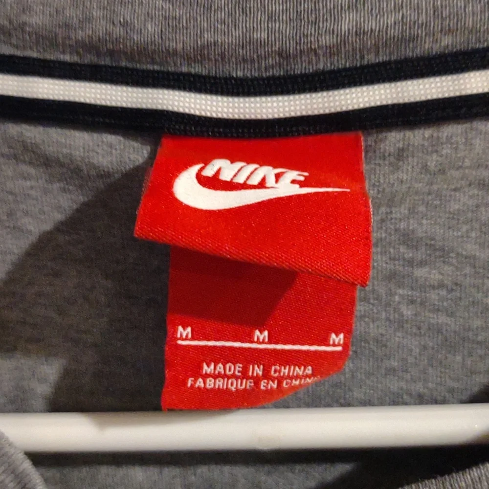 Vintage Nike Women's Medium 3/4‎ Sleeve Gray Graphic Tee